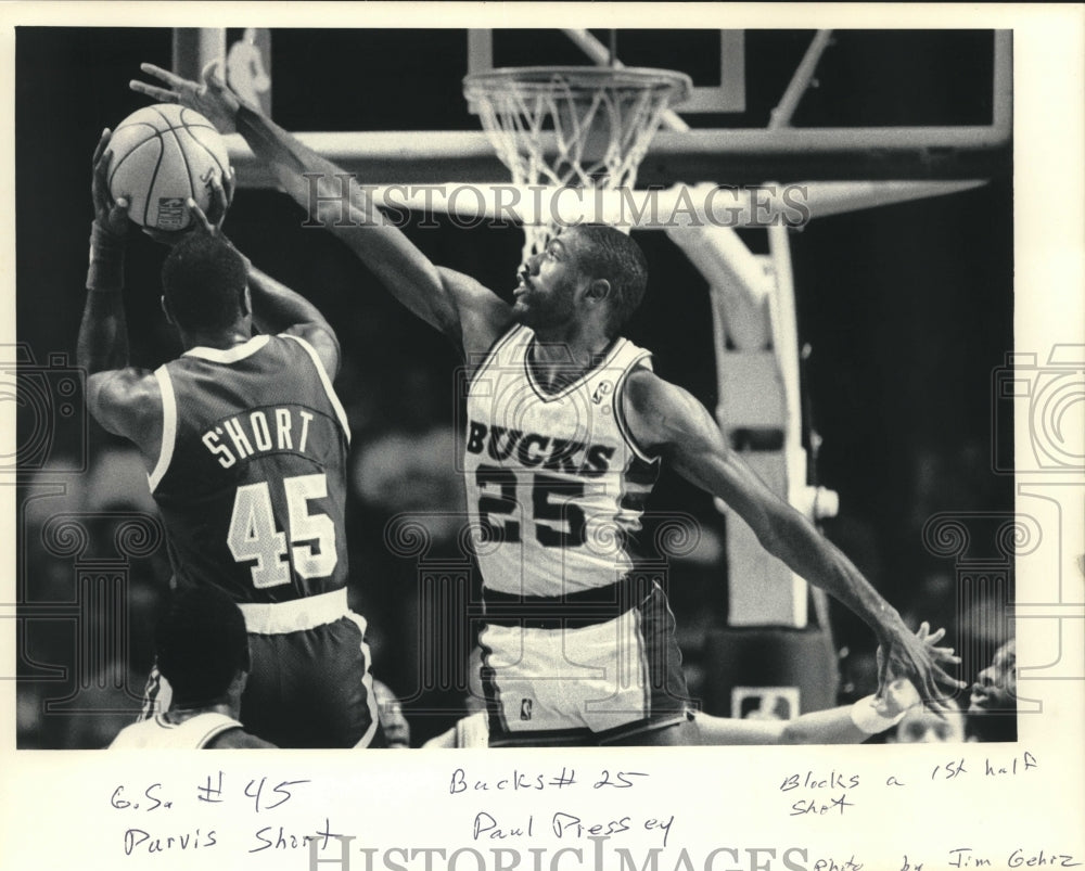 1986 Press Photo Bucks&#39; Paul Pressey blocks G.S. Purvis Short&#39;s shot during game- Historic Images