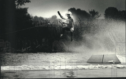 1989 Press Photo Water Ski Champion Mike Seipel Demonstrates Skill on Rock River- Historic Images
