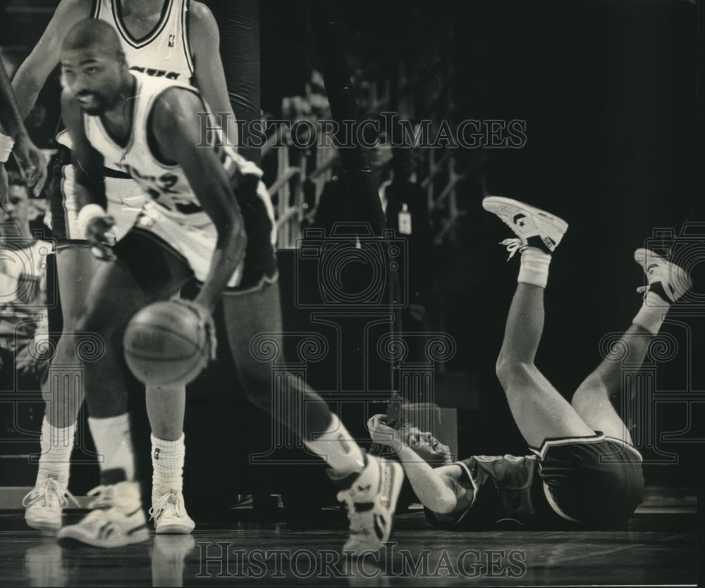 1988 Press Photo Buck&#39;s Paul Pressey Steals Ball Away from Cavs&#39; Mark Price- Historic Images