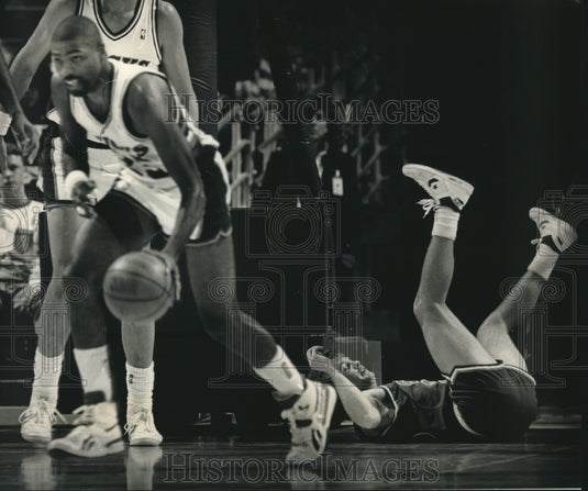 1988 Press Photo Buck's Paul Pressey Steals Ball Away from Cavs' Mark Price- Historic Images