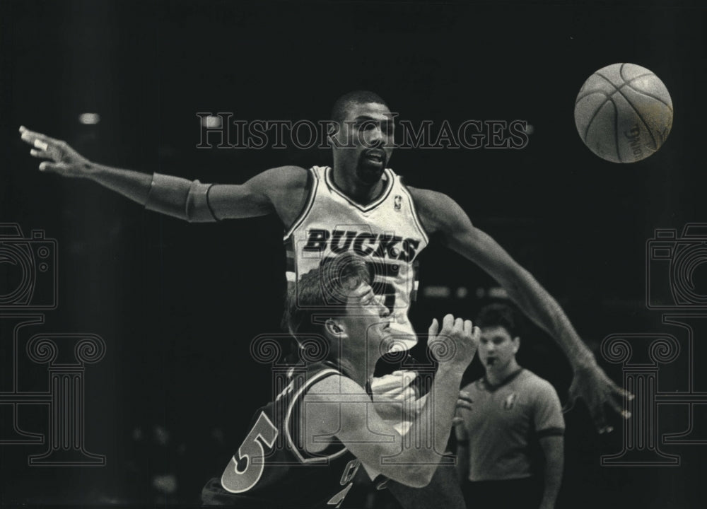 1989 Press Photo Bucks&#39; Paul Pressey and Cavalier&#39;s Mark Price Battle for Ball- Historic Images