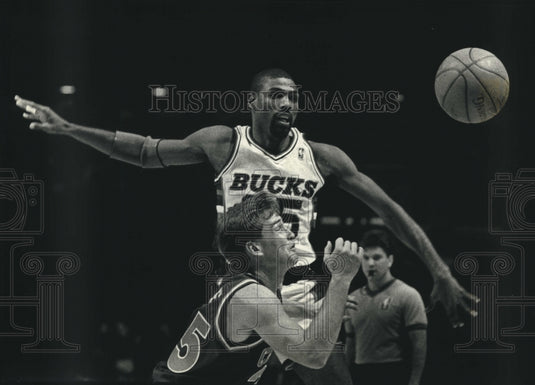 1989 Press Photo Bucks' Paul Pressey and Cavalier's Mark Price Battle for Ball- Historic Images