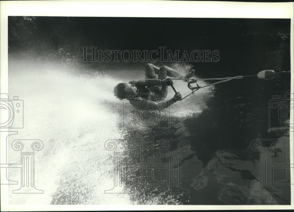 1982 Press Photo National Champion Barefoot Water Skier Mike Seipel in Milwaukee- Historic Images