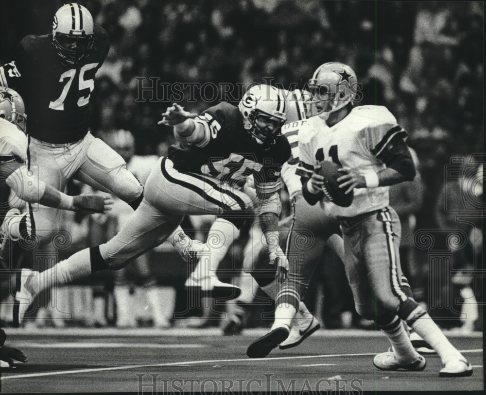 1983 Press Photo Green Bay Packers linebacker Randy Scott goes after quarterback- Historic Images