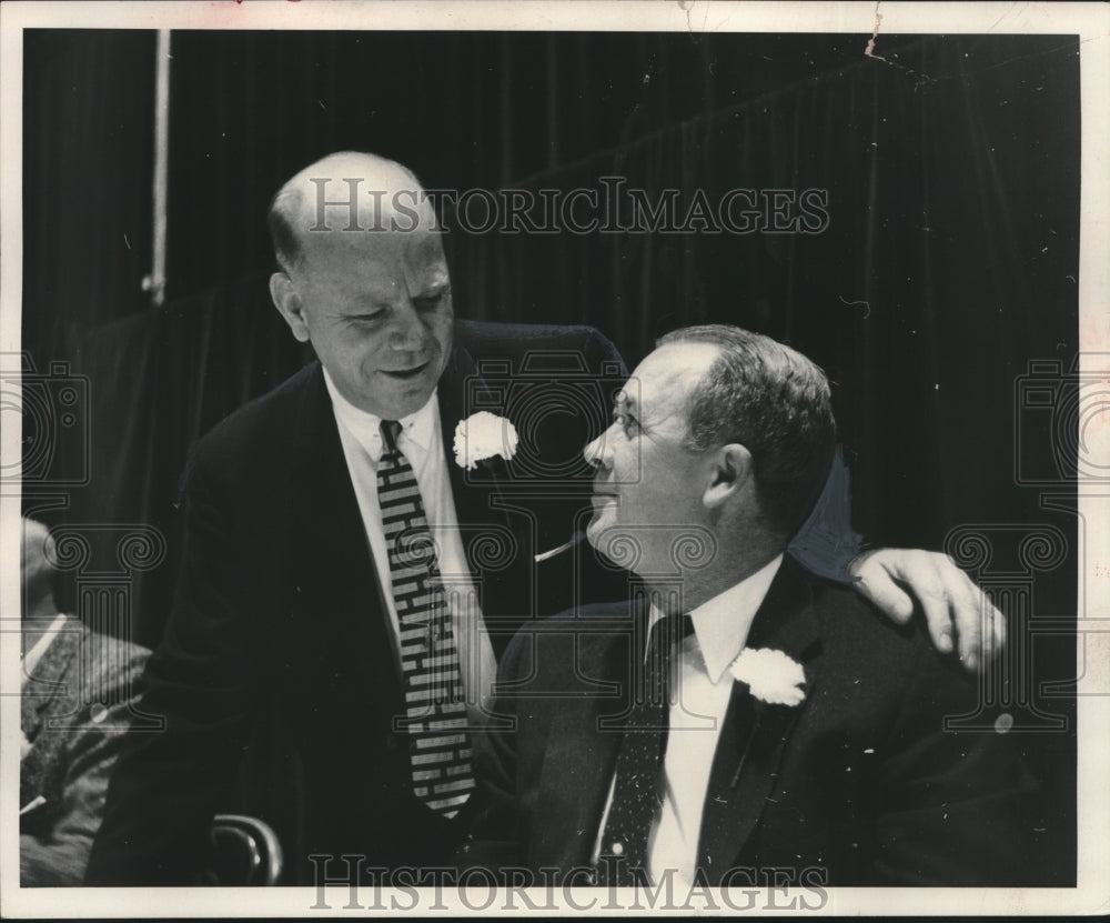 1958 Press Photo Sentinel Sports Editor with Braves&#39; Vice President Tebbets- Historic Images