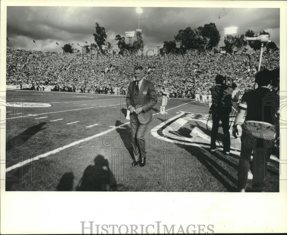 1983 Press Photo Elroy Hirsch Walks Across Football Field - mjt16039- Historic Images