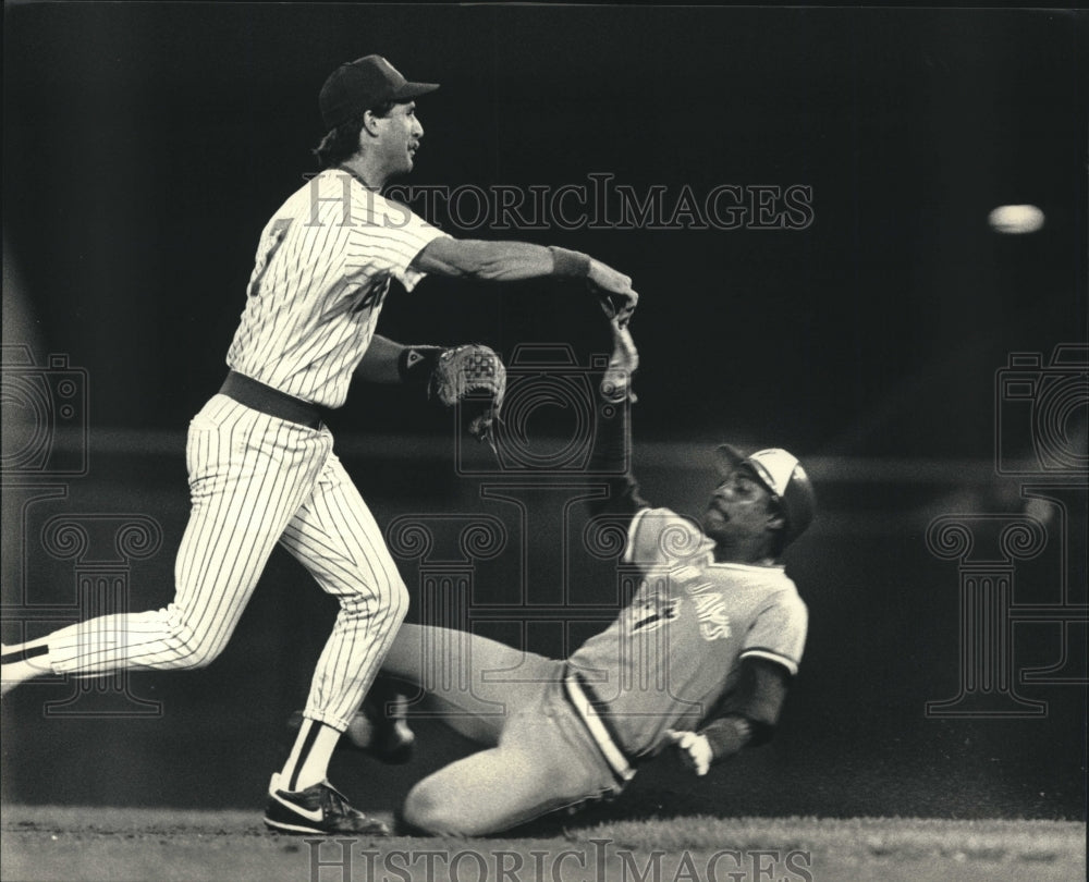 1987 Press Photo Brewers&#39; Dale Sveum Forces Lloyd Moseby Out at Second Base- Historic Images