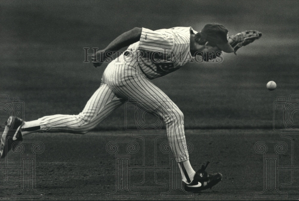 1991 PressPhoto Milwaukee Brewers&#39; third baseman Dale Sveum trying to catch ball- Historic Images