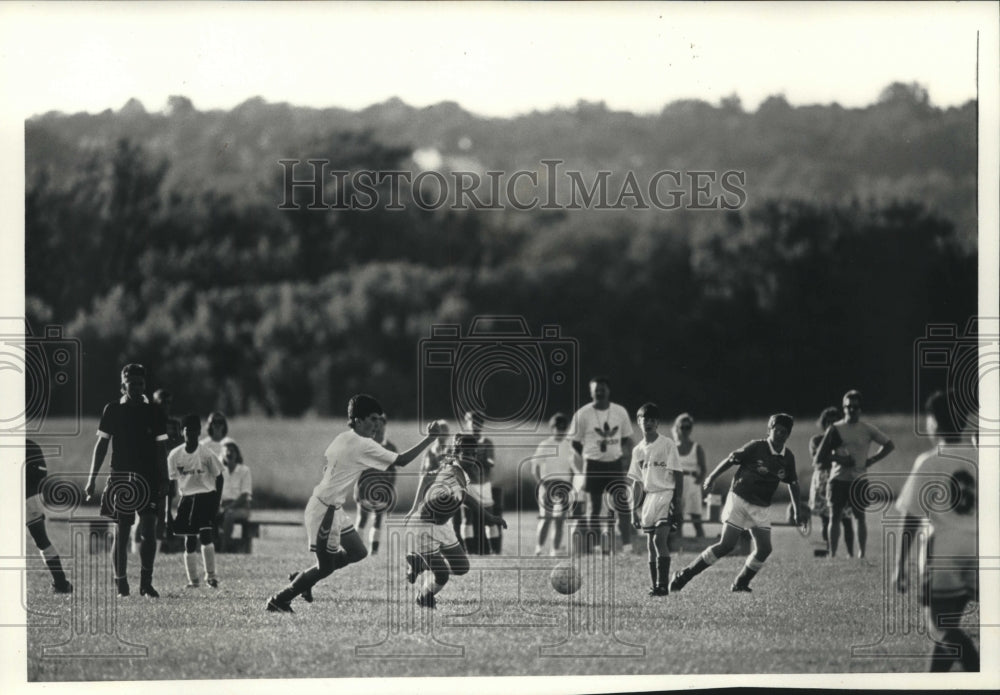 1991 Press Photo Milwaukee Kickers&#39; under 13 soccer club playing Verdi Stallions- Historic Images