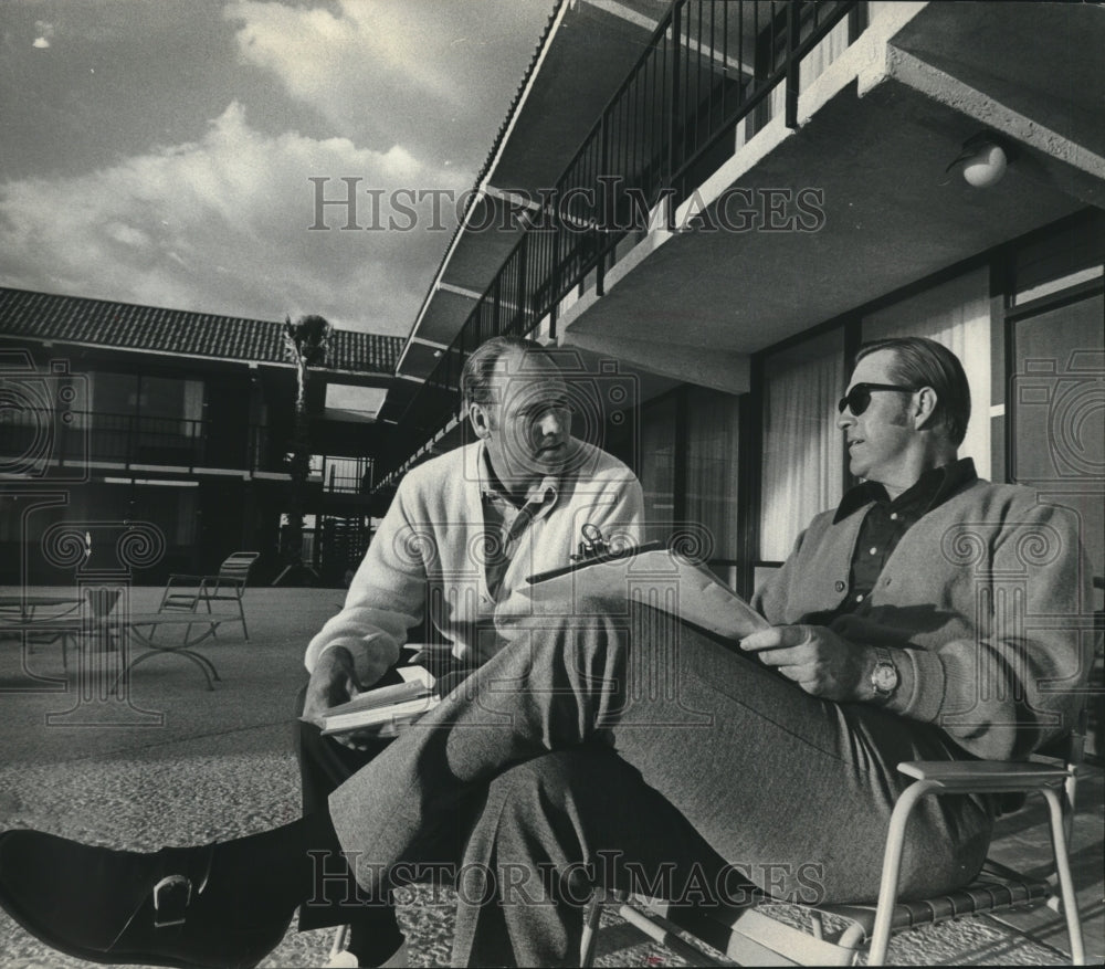 1973 Press Photo Brewers baseball&#39;s Bob Shaw &amp; Del Crandall at pool side- Historic Images