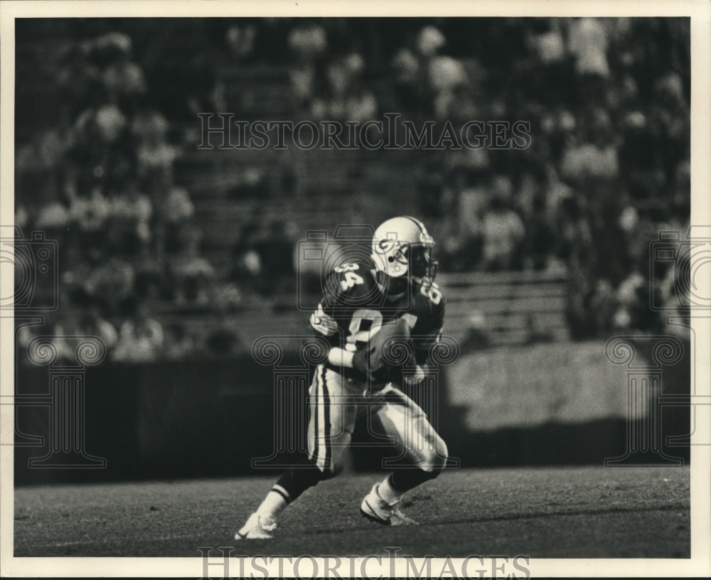 1988 Press Photo Packers football player Sterling Sharpe gets set to take off- Historic Images