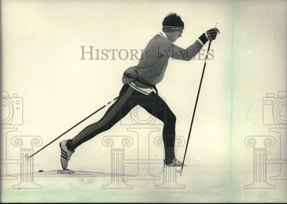 1986 Press Photo John Bell demonstrates cross country skiing techniques- Historic Images