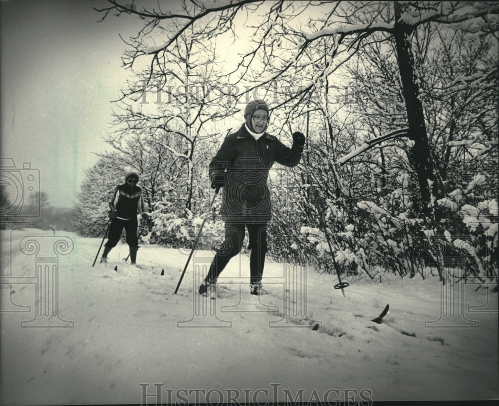1986 Press Photo Hildegard Fifer, Judy Anich cross country ski, Whitnail Park.- Historic Images