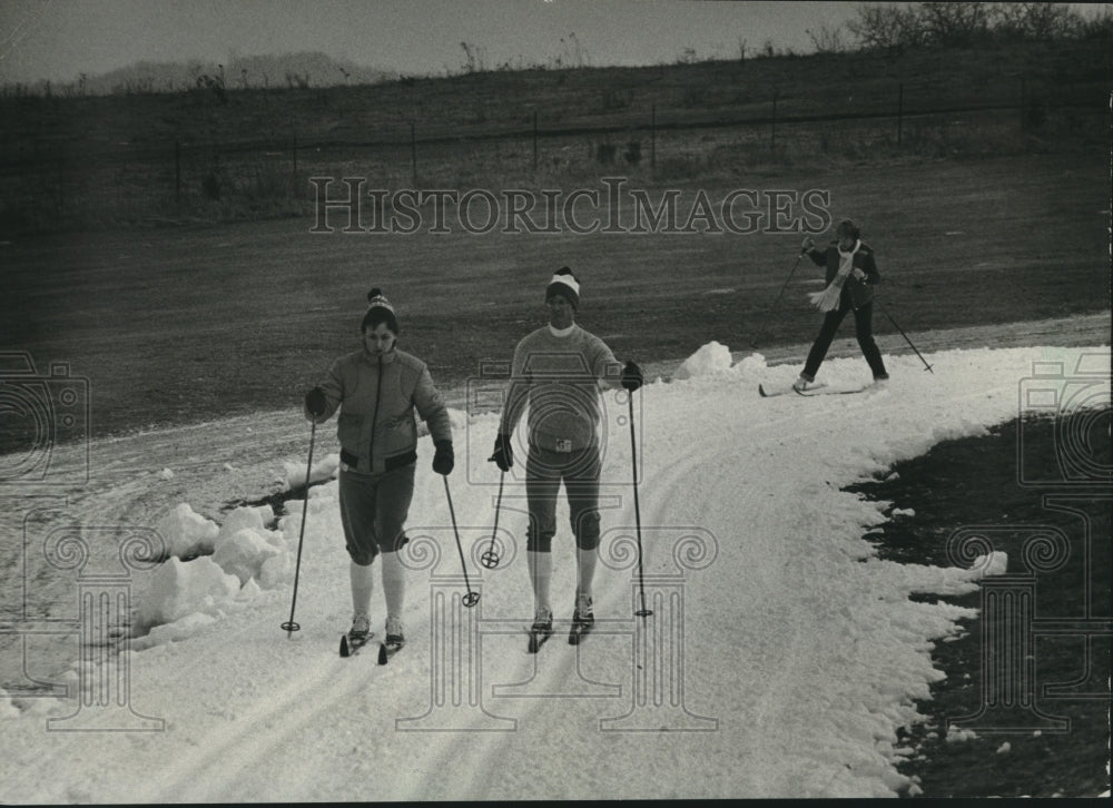 1983 Press Photo Cross country skiers Dave and Cheryl Bowman trek near Sauk City- Historic Images