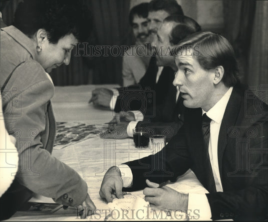 1988 Press Photo Milwaukee Brewers' player B.J. Surhoff talks with fan at dinner- Historic Images