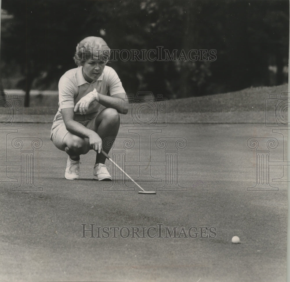 1962 Press Photo Professional Golfer Barbara Romack Carefully Lines Up Shot- Historic Images