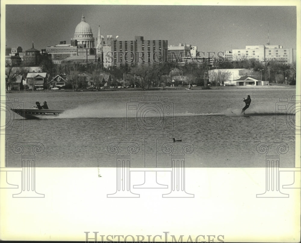 1985 Press Photo A water skier splashes across Monona Bay past State Capitol- Historic Images