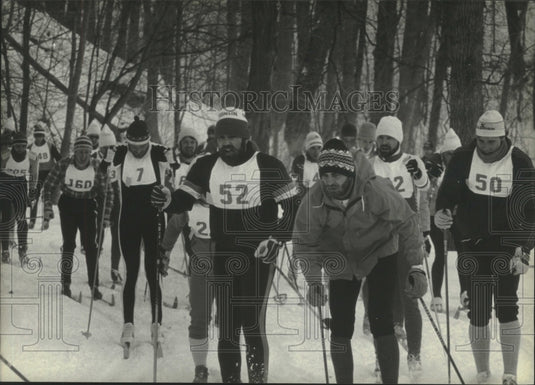 1985 Press Photo Cross-country skiers at start of the Baraboo Range race- Historic Images