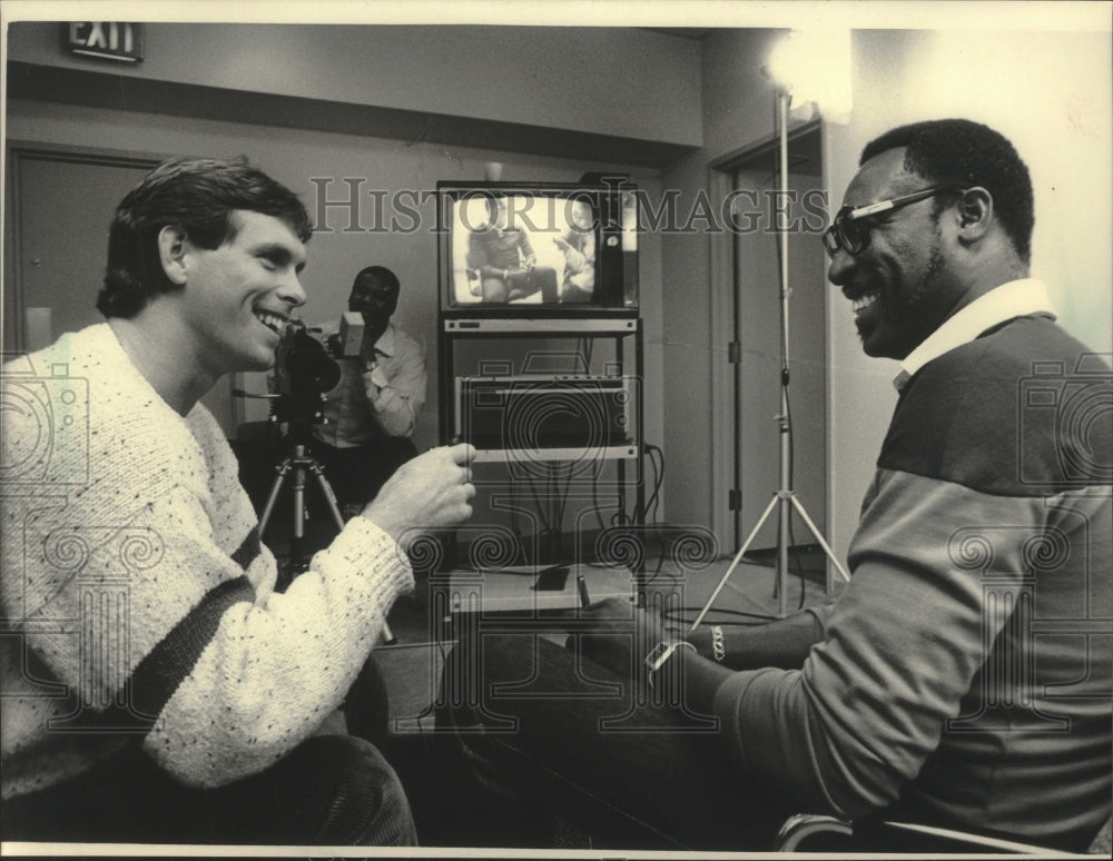 1985 Press Photo Former football players Bert Jones, L.C. Greenwood in Milwaukee- Historic Images