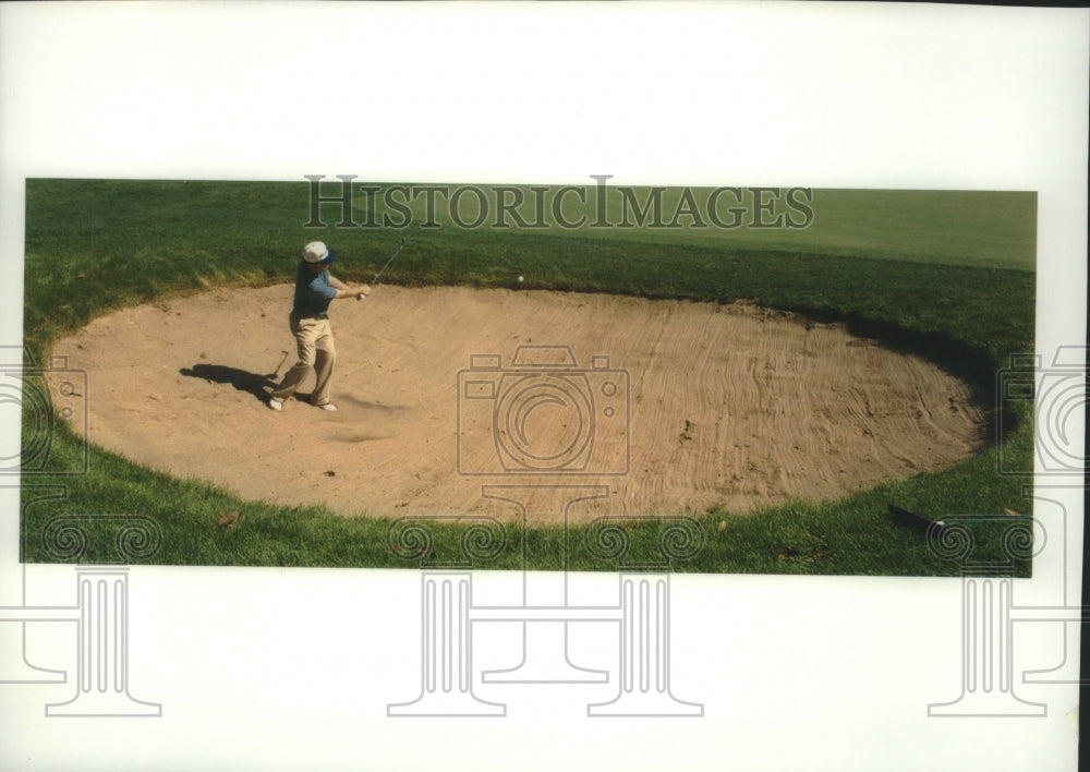 1994 Press Photo Golfer Jeff Sluman hits out of sand at Greater Milwaukee Open- Historic Images