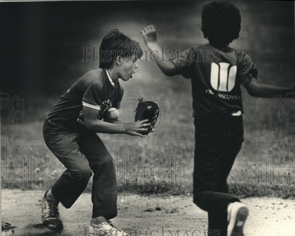 1988 Press Photo Jason Schneewies on 1st base and Levelle Epps runs to first.- Historic Images