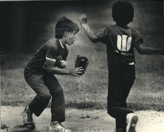 1988 Press Photo Jason Schneewies on 1st base and Levelle Epps runs to first.- Historic Images