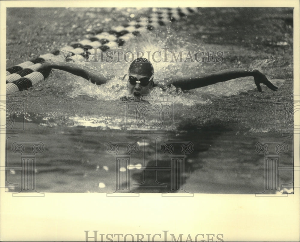 1986 Press Photo Wisconsin&#39;s Mary Willett wins at Big Ten Swimming meet- Historic Images