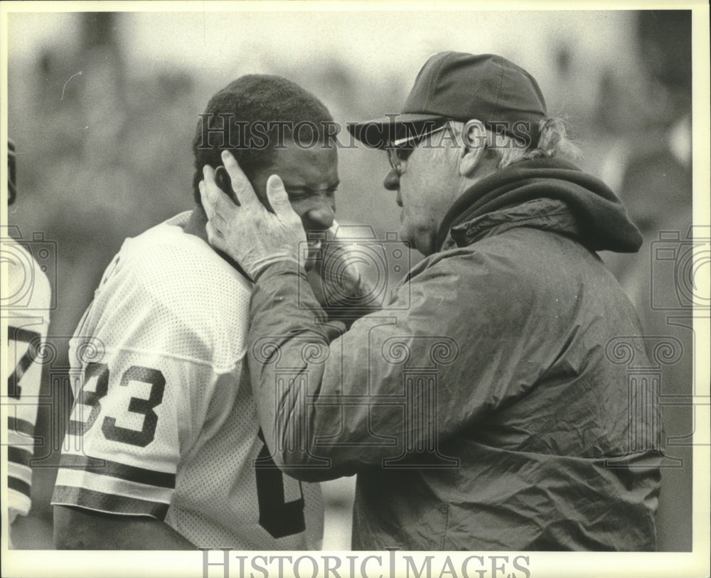 1982 Press Photo Dr.Gene Brusky checks Packers football player John Jefferson- Historic Images