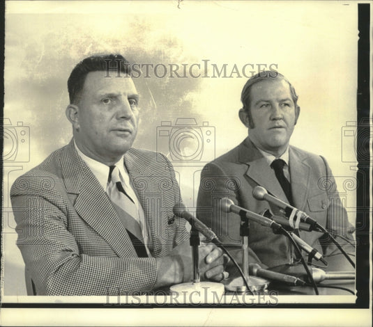 1971 Press Photo Lou Saban Denver Bronco's coach, Jerry Smith press conference.- Historic Images