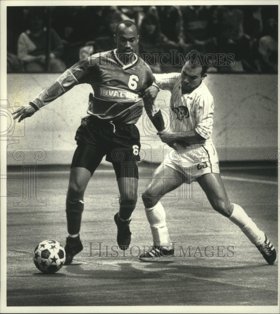 1990 Press Photo Milwaukee Wave soccer&#39;s Vava battles Canton&#39;s Denzil Antonio- Historic Images