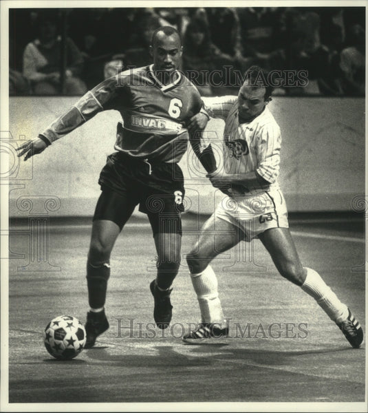 1990 Press Photo Milwaukee Wave soccer's Vava battles Canton's Denzil Antonio- Historic Images