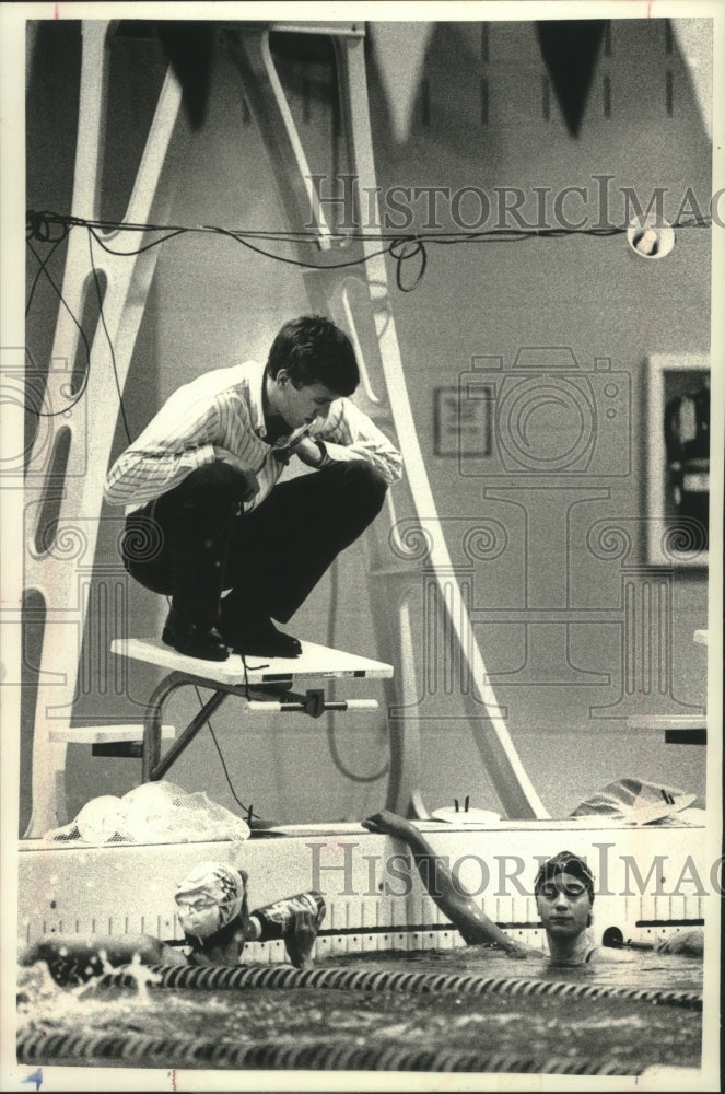 1992 Press Photo Nick Hansen, swimming coach advising swimmer, Wisconsin.- Historic Images