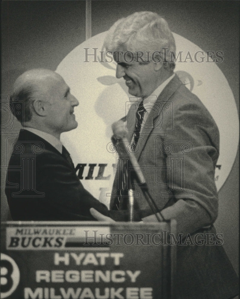 1987 Press Photo Herb Kohl, Del Harris at Hyatt Regency for Bucks, Milwaukee.- Historic Images