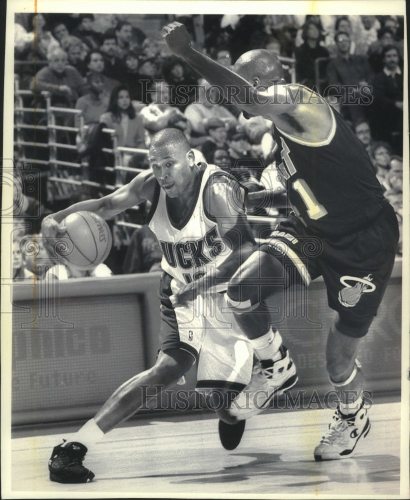 1995 Press Photo Milwaukee's Glenn Robinson drives on Heat defender Glen Rice- Historic Images