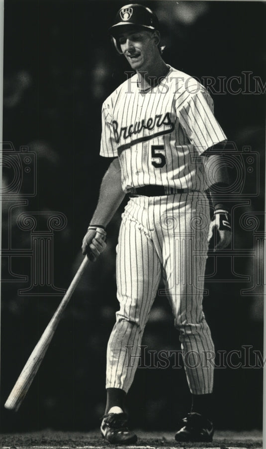 1982 Press Photo Brewers' B.J. Surhoff returns to dugout after striking out- Historic Images