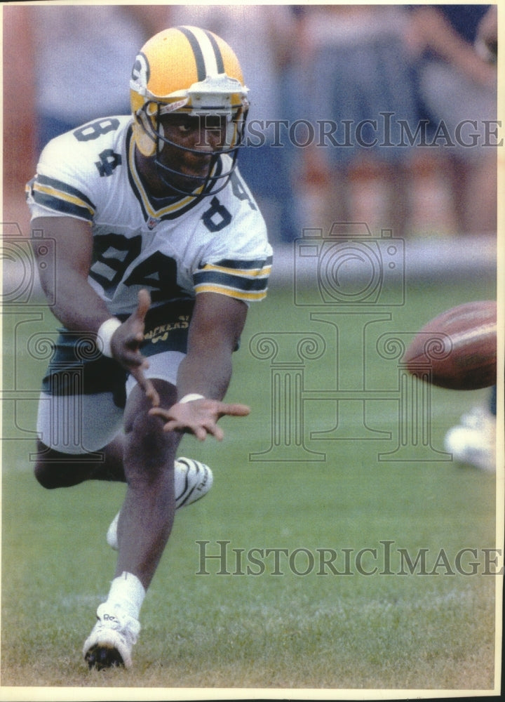 1993 Press Photo Green Bay Packers Sterling Sharpe reaching for football.- Historic Images