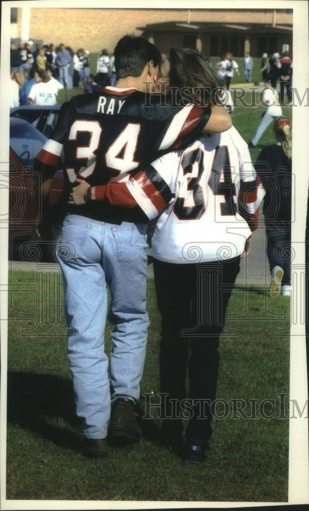 1993 Press Photo Linebacker Eric Ray walking arm-in-arm with Hillary Porter.- Historic Images