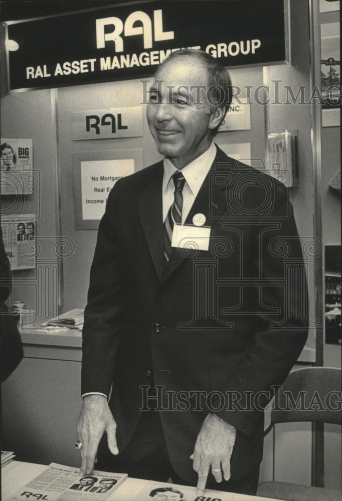 1984 Press Photo Bart Starr, at RAL Asset Management Group booth, United States.- Historic Images