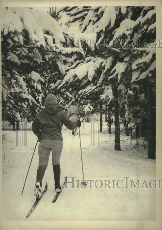 1985 Press Photo A pair of cross county skiers at Standing Rocks County Park- Historic Images