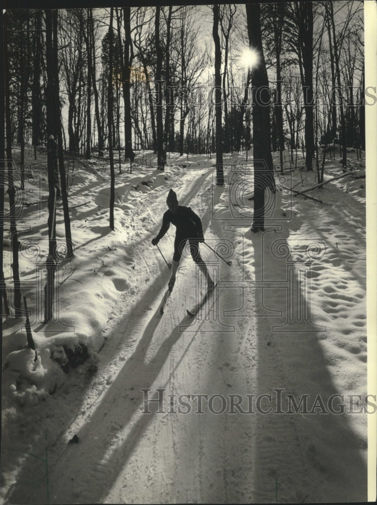 1981 Press Photo Jim O&#39;Connell skis down the hill at the Nordic Ski Center- Historic Images