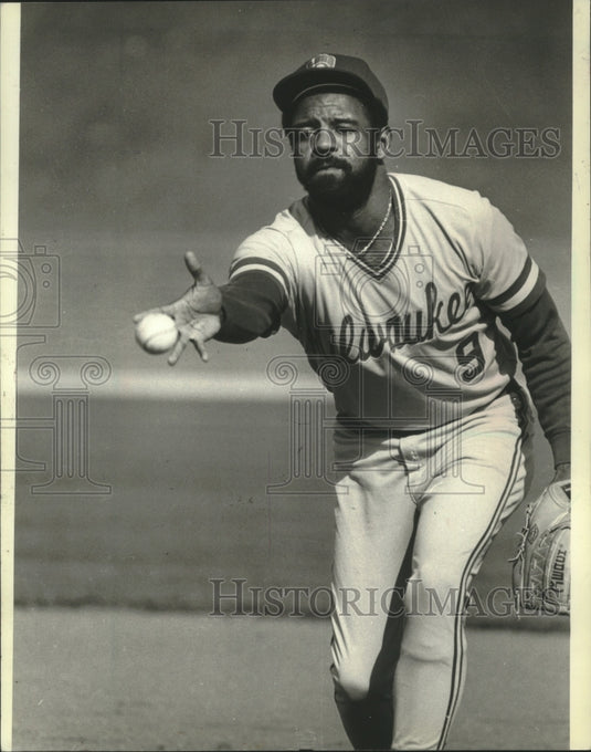 1982 Press Photo Milwaukee Brewers' Larry Hisle who has a rotator cuff injury.- Historic Images
