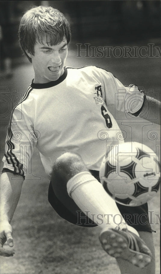 1981 Press Photo University of Wisconsin-Madison's Jim Solberg joggles he ball- Historic Images
