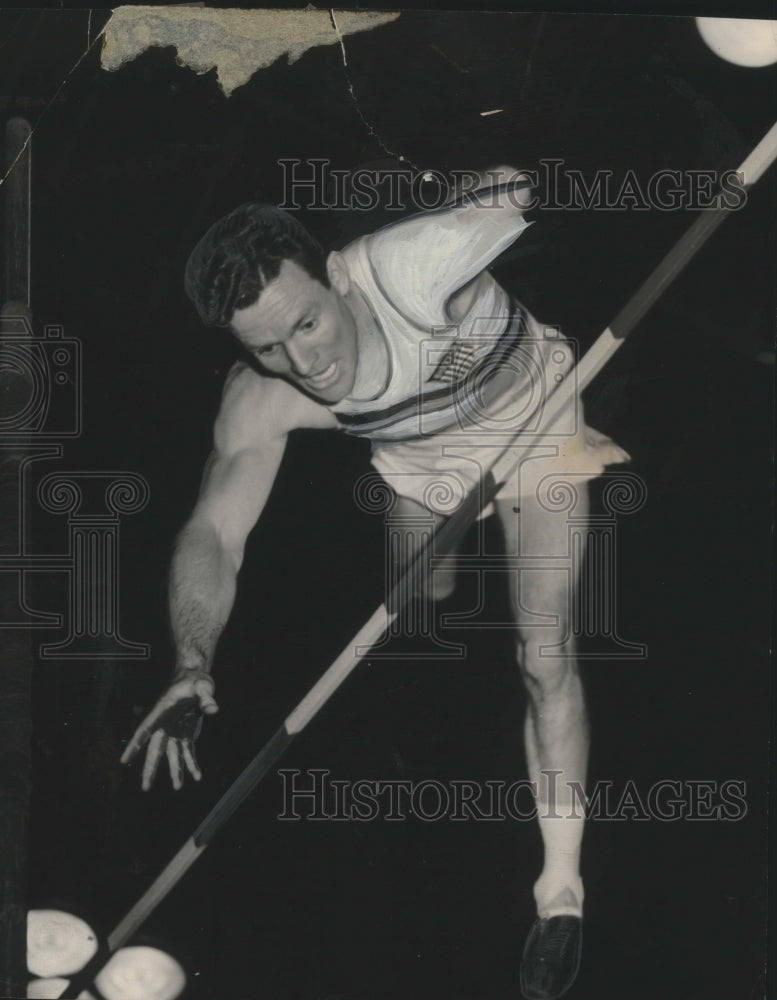 1954 Press Photo Pole vaulter Robert Richards clears bar at 15 feet 1/4 inch- Historic Images