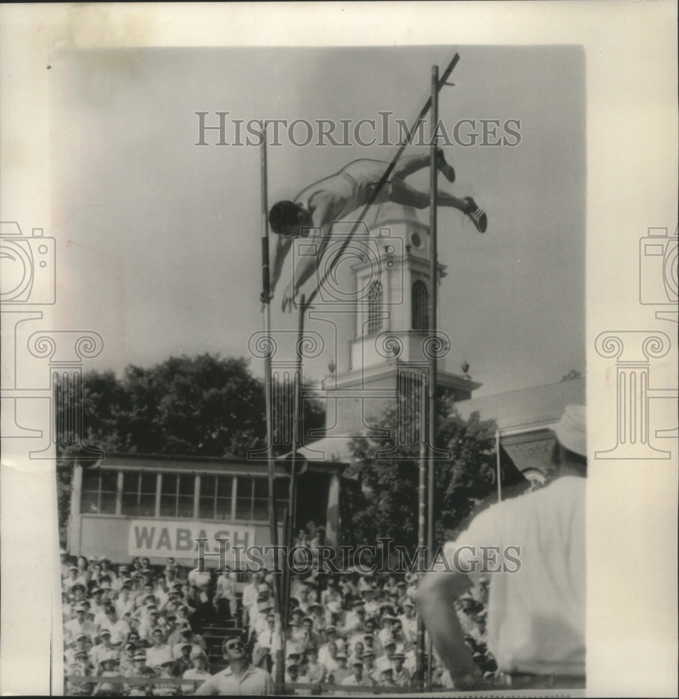 1955 Press Photo Bob Richards Clears Pole Vault Bar at Wabash College in Indiana- Historic Images