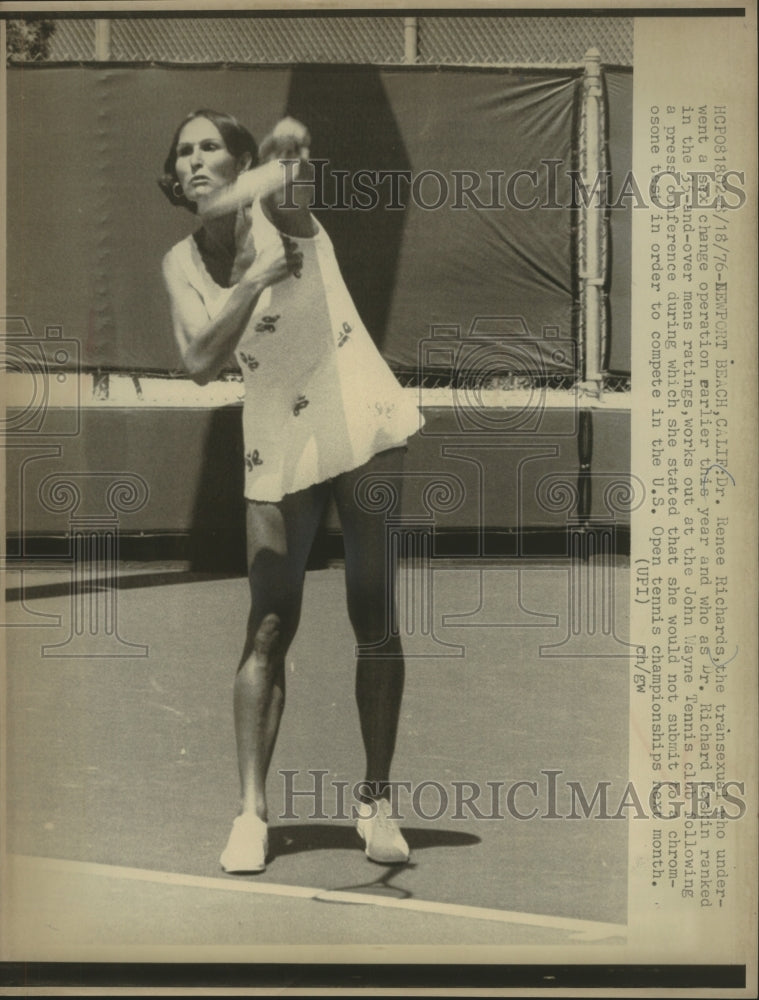 1976 Press Photo Dr. Renee Richards plays at John Wayne Tennis Club - mjt16838- Historic Images