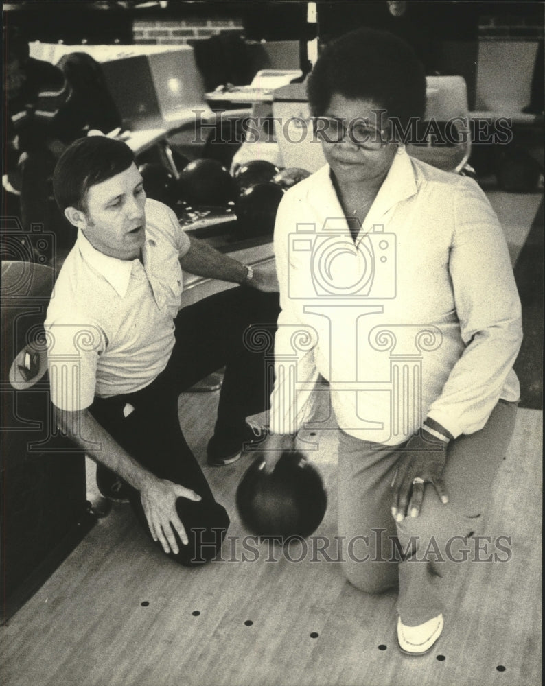 1980 Press Photo Milwaukee Bowler Dick Ritger teaches Ruth Johnson - mjt16850- Historic Images