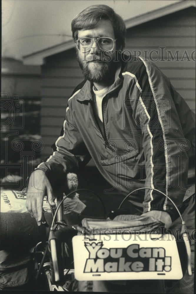 1985 Press Photo Bicycle racer Bob Teuber visits Saukville on 15,000-mile trek- Historic Images