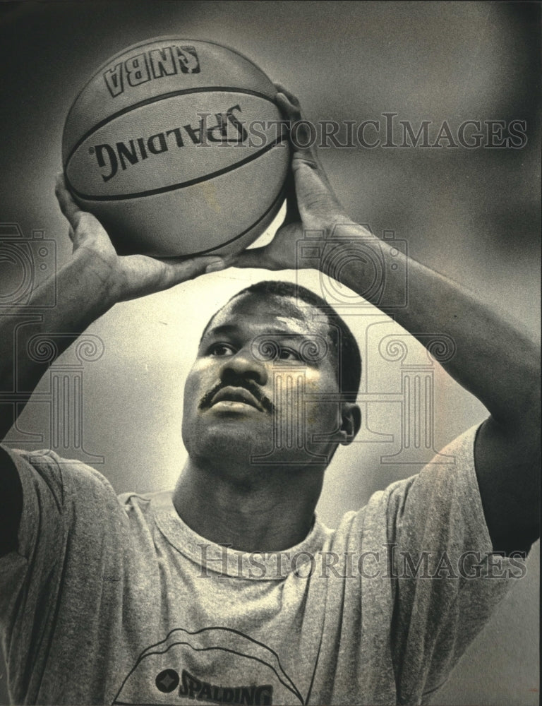 1988 Press Photo Milwaukee Bucks&#39; Ricky Pierce returns after a long holdout.- Historic Images