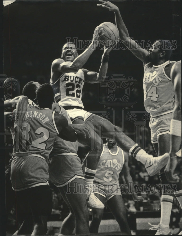 1986 Press Photo Milwaukee Bucks&#39; guard Ricky Pierce leaps for a basket in game- Historic Images