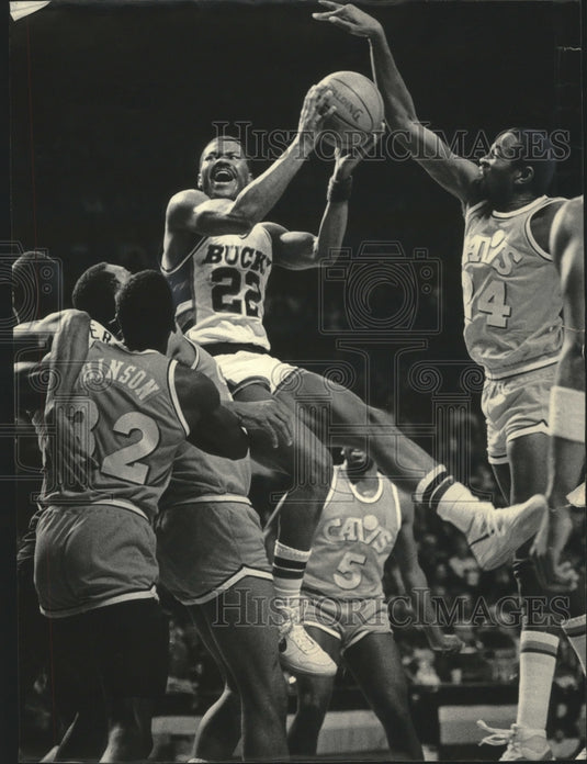 1986 Press Photo Milwaukee Bucks' guard Ricky Pierce leaps for a basket in game- Historic Images